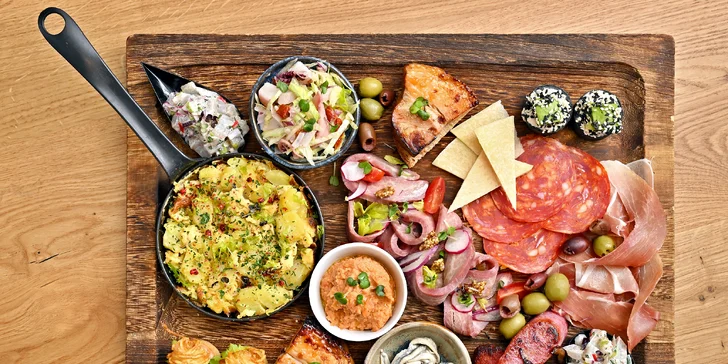 Tapas v novém bistru na Míráku: jamon, salát s chobotnicí, ceviche z vlka, plněné košíčky, flank steak a další