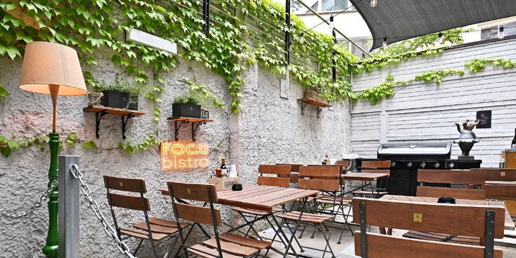 Tapas v novém bistru na Míráku: jamon, salát s chobotnicí, ceviche z vlka, plněné košíčky, flank steak a další
