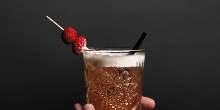 Drinky, hry i vodnice: voucher na 500–1 500 Kč do baru v centru Prahy