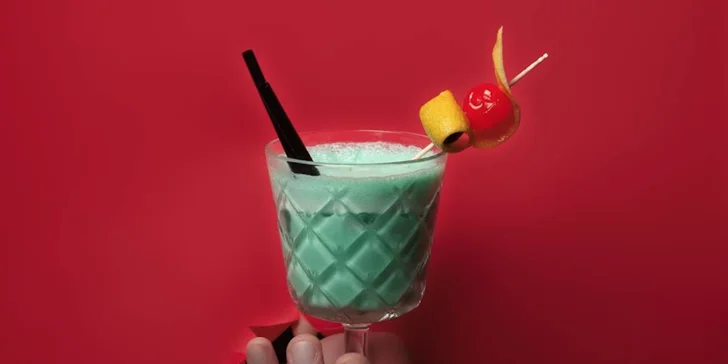 Drinky, hry i vodnice: voucher na 500–1 500 Kč do baru v centru Prahy