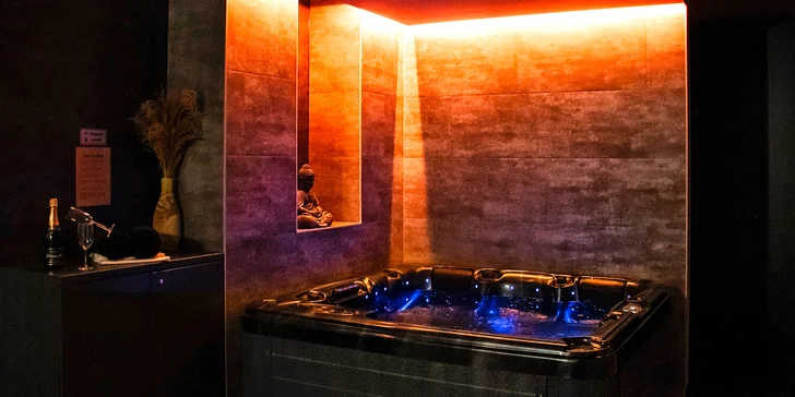 Noc v privátním wellness apartmánu pro 2 osoby: vířivka, finská sauna i sekt