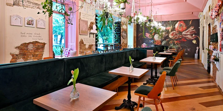Snídaňové menu v Corner Stories: všední dny a víkendy, nápoje, vajíčka i lívance