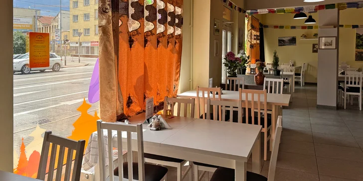 3chodové menu pro dva v nepálské restauraci Sargam: butter chicken, tikka masala i naan