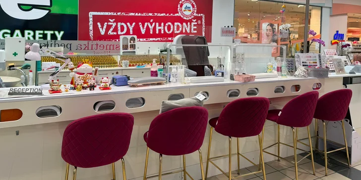 Dokonalé nehty: manikúra včetně shellacu, akryl či gel, mokrá pedikúra