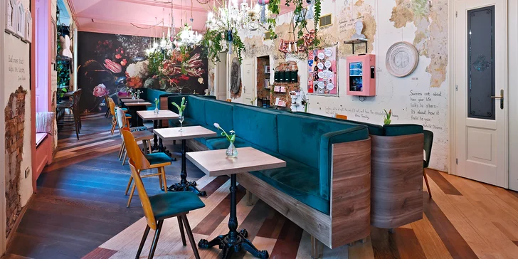 Snídaňové menu v Corner Stories: všední dny a víkendy, nápoje, vajíčka i lívance