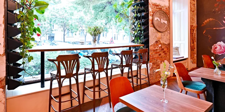 Snídaňové menu v Corner Stories: všední dny a víkendy, nápoje, vajíčka i lívance