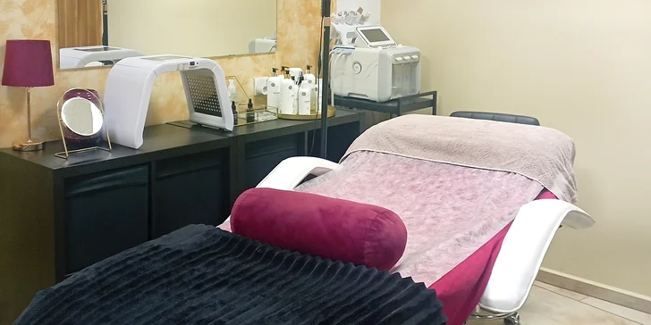 Kosmetické ošetření: diagnostika pleti, ultrazvuková špachtle i maska s fotonovou lampou