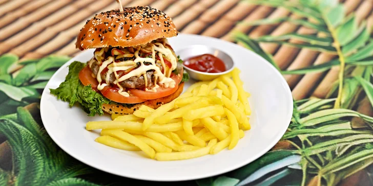 Peruánský burger nebo sendvič a hranolky s omáčkou pro 1 nebo 2 osoby