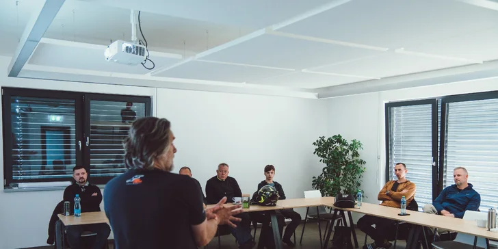 Celodenní kurz bezpečné jízdy na motorce na letišti v Hradci Králové