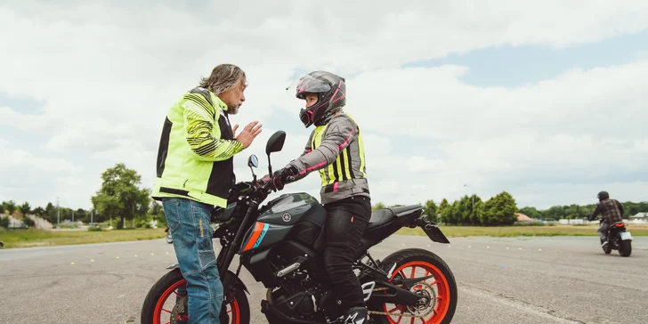 Celodenní kurz bezpečné jízdy na motorce na letišti v Hradci Králové