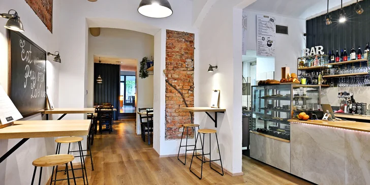 Tapas v novém bistru na Míráku: jamon, salát s chobotnicí, ceviche z vlka, plněné košíčky, flank steak a další