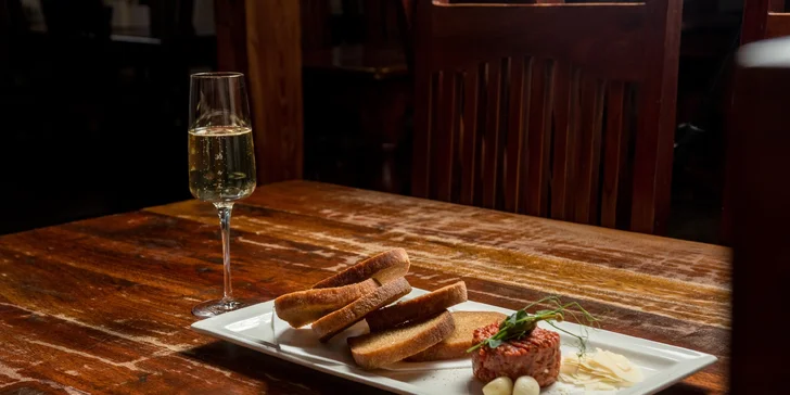 Tříchodové menu s pravou argentinskou svíčkovou nebo steakem z tuňáka a welcome drink pro dva