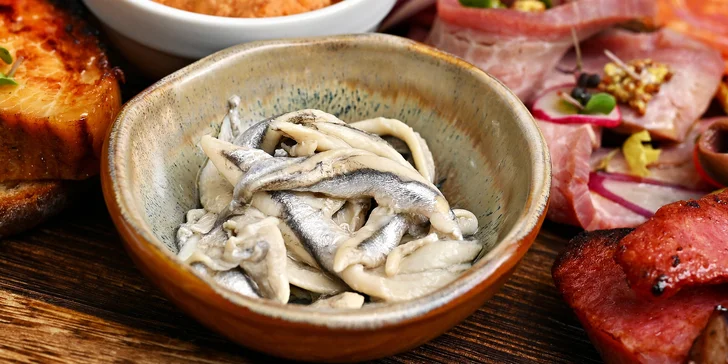 Tapas v novém bistru na Míráku: jamon, salát s chobotnicí, ceviche z vlka, plněné košíčky, flank steak a další
