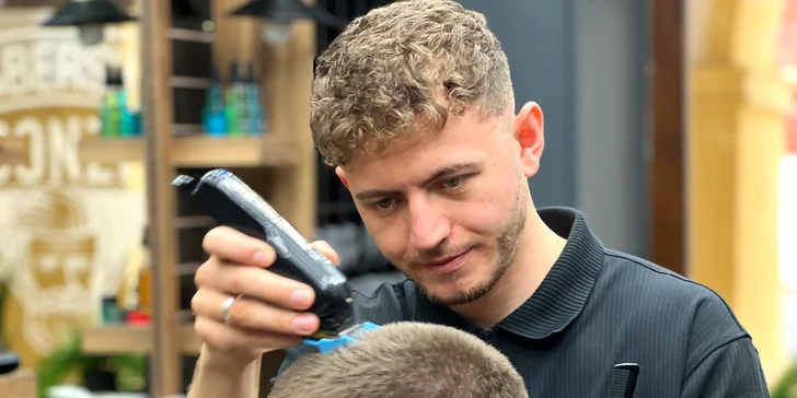 Pánský střih i s úpravou vousů nebo VIP balíček vč. masky, masáže a kávy