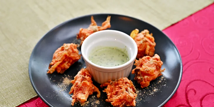 Chicken tikka masala i vindaloo: indické menu pro dvě osoby, předkrm a tradiční čaj