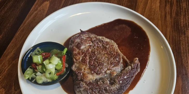 Na výběr je i kuřecí supreme a hovězí Rib Eye steak.