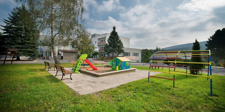 Dovolená v Železných horách: vila nebo chatka, venkovní bazén a wellness, varianty se snídaní