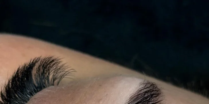 Pro dokonalý pohled: lash lifting či prodloužení řas i laminace obočí vč. barvení