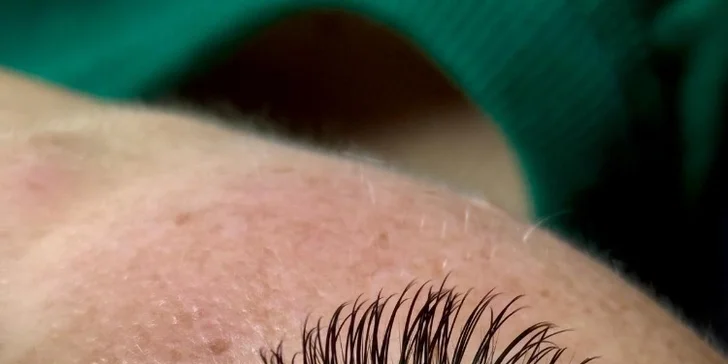 Pro dokonalý pohled: lash lifting či prodloužení řas i laminace obočí vč. barvení
