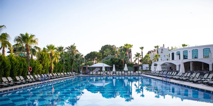 Turecko letecky: 5* resort s vlastní pláží a aquaparkem, all inclusive i animační program