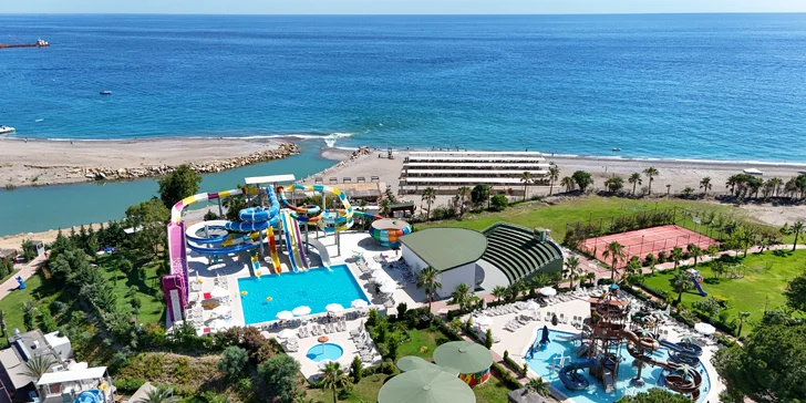 Turecko letecky: 5* resort s vlastní pláží a aquaparkem, all inclusive i animační program