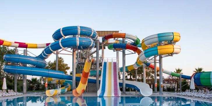 Turecko letecky: 5* resort s vlastní pláží a aquaparkem, all inclusive i animační program