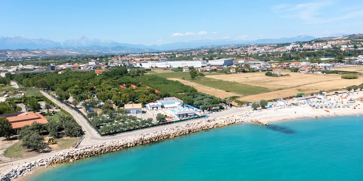 Plážový resort u Pescary: bazén, animační program, strava dle výběru