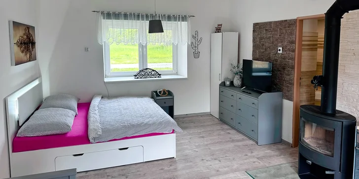 Podhůří Orlických hor: chata z 20. let, venkovní vířivka, gril i kamna na dřevo