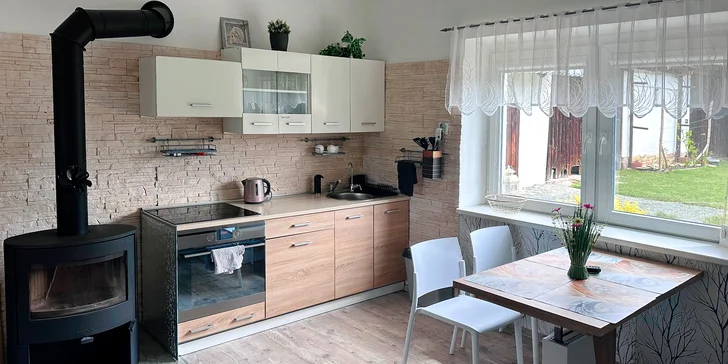 Podhůří Orlických hor: chata z 20. let, venkovní vířivka, gril i kamna na dřevo