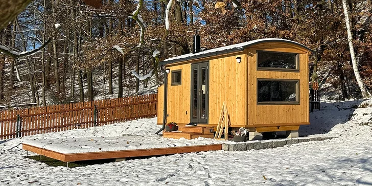 Netradiční pobyt s výhledem na Ještěd: maringotka až pro 3 osoby, cyklostezky i lyžování