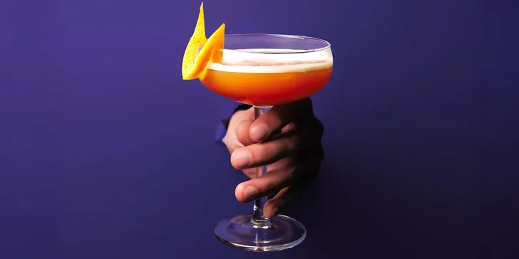 Drinky, hry i vodnice: voucher na 500–1 500 Kč do baru v centru Prahy
