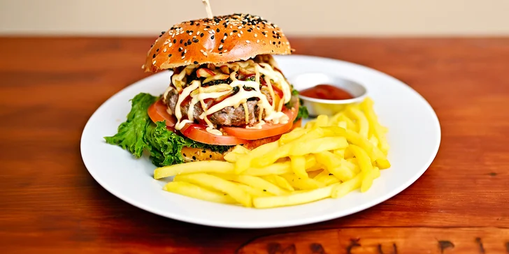 Peruánský burger nebo sendvič a hranolky s omáčkou pro 1 nebo 2 osoby