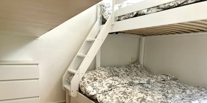 Romantika na Vltavě: vybavený hausbót v Holešovicích až pro 8 osob