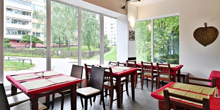 Chicken tikka masala i vindaloo: indické menu pro dvě osoby, předkrm a tradiční čaj