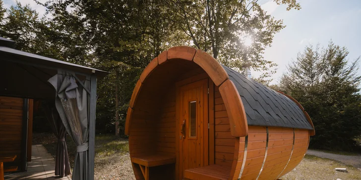Spaní na peci a relax v sauně i koupacím sudu: luxusní apartmány uprostřed lesů v Jeseníkách