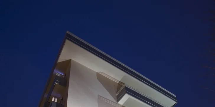 Italská siesta a relax: 4* moderní hotel u pláže, snídaně i polopenze, bazény