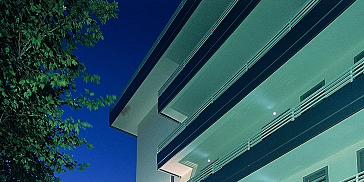 Italská siesta a relax: 4* moderní hotel u pláže, snídaně i polopenze, bazény