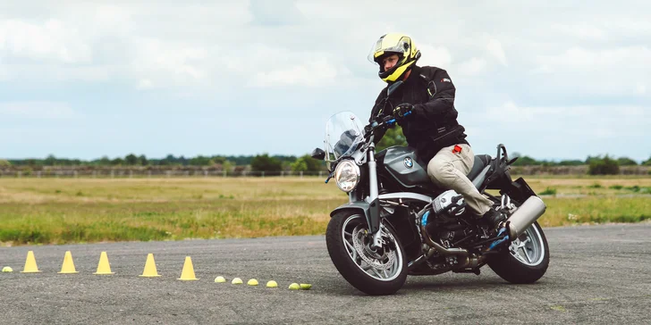 Celodenní kurz bezpečné jízdy na motorce na letišti v Hradci Králové