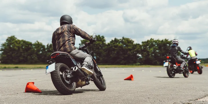 Celodenní kurz bezpečné jízdy na motorce na letišti v Hradci Králové