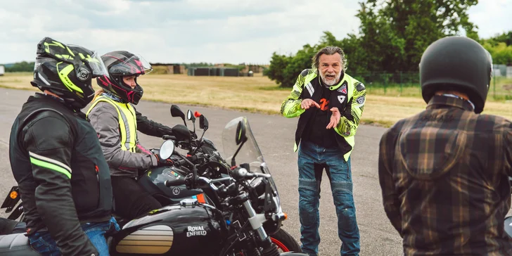 Celodenní kurz bezpečné jízdy na motorce na letišti v Hradci Králové
