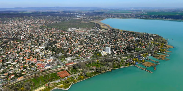Na 1 den k Balatonu: vyhlášené letovisko Balatonalmádi, dooprava busem tam i zpět