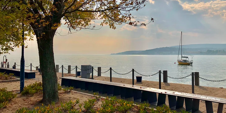 Na 1 den k Balatonu: vyhlášené letovisko Balatonalmádi, dooprava busem tam i zpět