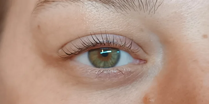 Krásný pohled bez řasenky a tužky: úprava či laminace obočí a lash lifting řas vč. barvení