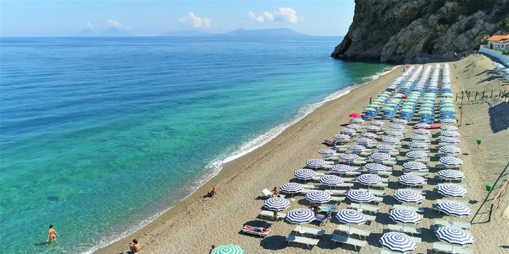 Letecky na Sicílii: Hotel u pláže, all inclusive, sportovní vyžití i bazén