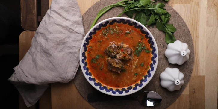 2chodové menu i s nápojem: Polévka, pelmeně, vareniky či gruzínské knedlíčky a nápoj pro 1 i 2 os.