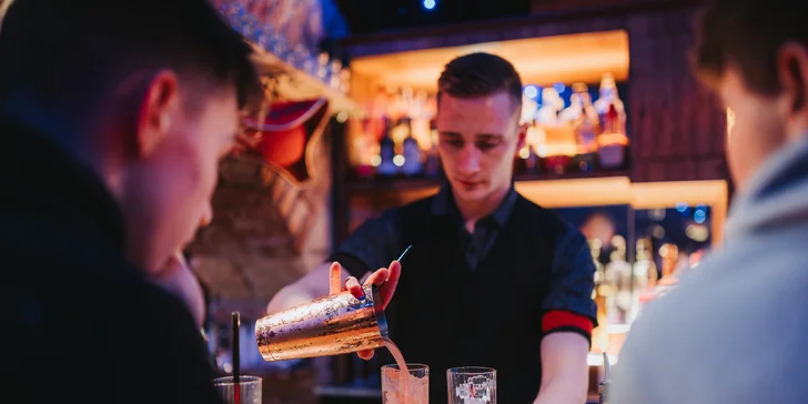 Připijte si na zdraví: Aperol Spritz, mojito i jiné drinky v baru na Vinohradech