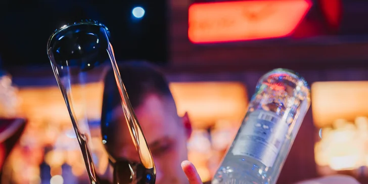 Připijte si na zdraví: Aperol Spritz, mojito i jiné drinky v baru na Vinohradech