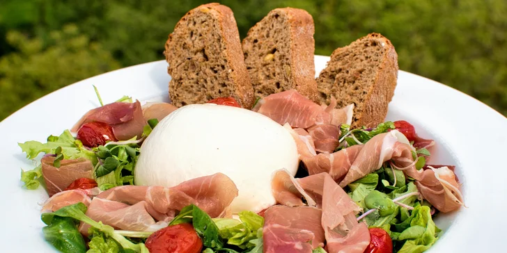 Tříchodové menu se steakem či salátem a lahví vína pro 2 osoby