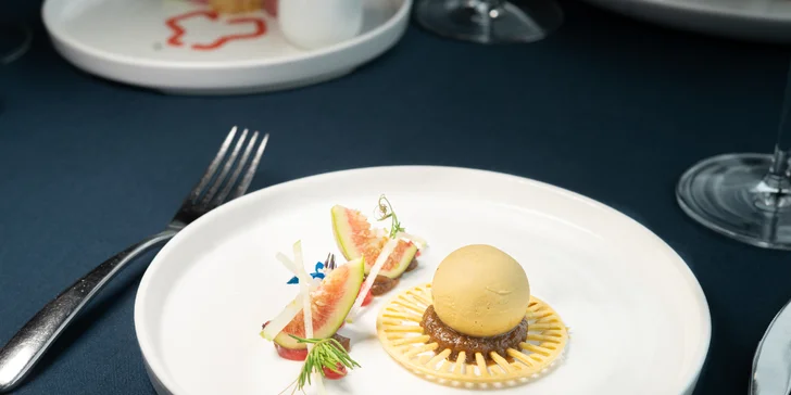 Luxusní 5chodové menu v Žižkovské věži: foie gras, siven, kachní prsa a signature cocktail