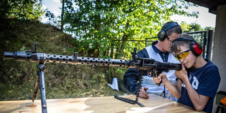 Zážitková střelba: americké válečné zbraně, kulomety, pušky i krátké pistole, až 80 výstřelů